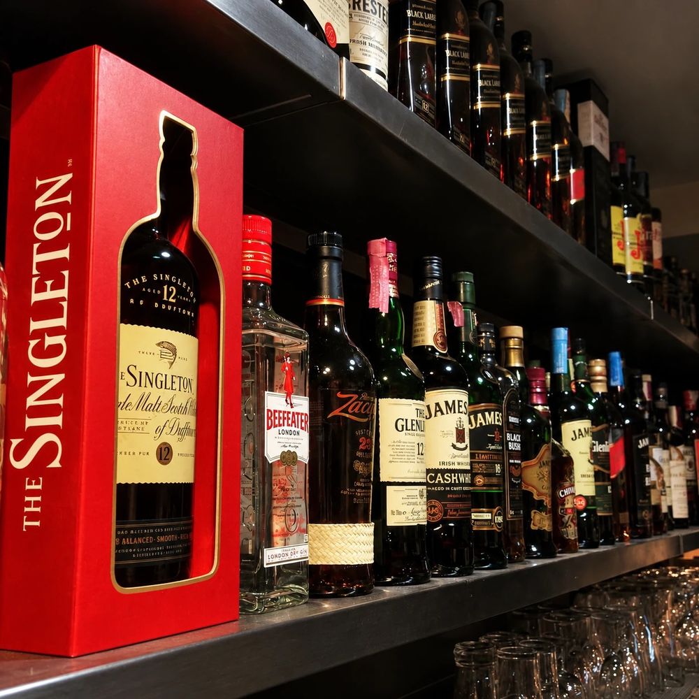 O bar, com whiskies, gin e outras bebidas
